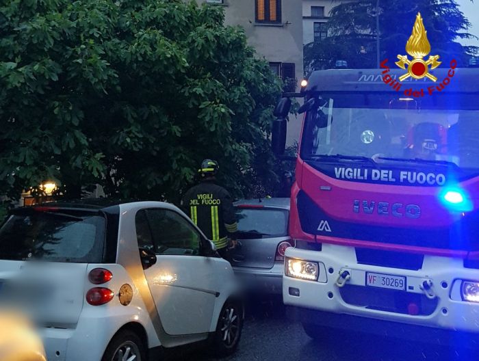 Incendio in via Carmelitani: evacuato stabile, due persone e un cane salvati dai Vigili del fuoco