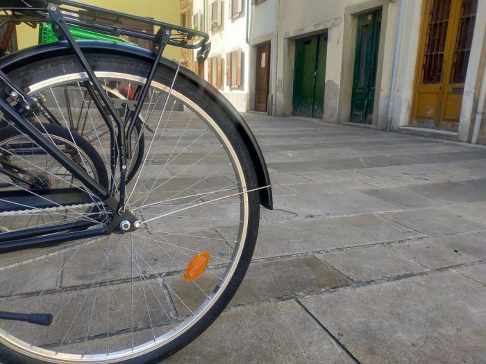 Muggia, transita in bici nel centro storico: poi la fuga dalla polizia locale, SANZIONATO!