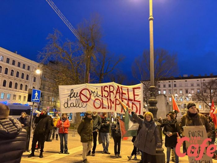 “Fuori Israele dalle Olimpiadi”, protesta lungo il percorso della Fiamma: cartelli e cori a Trieste (VIDEO)