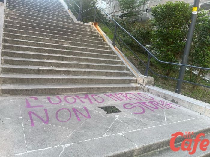 Scritte shock nella notte sulla scalinata Joyce: “L’uomo morto non stupra”