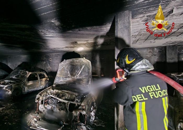 Borgo San Sergio, incendio in autorimessa: sette auto e quattro motocicli avvolti dalle fiamme