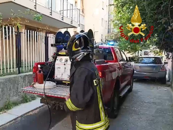 Incendio in un appartamento in  vicolo dell'Ospitale Militare, in casa non c'era nessuno 