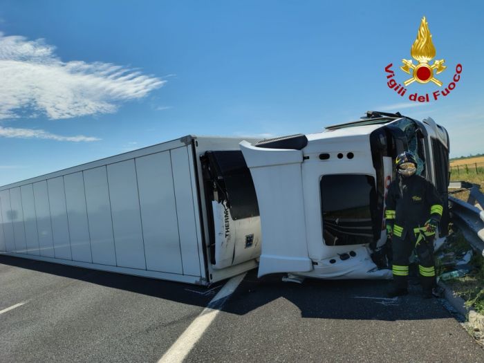 Autostrada A4, tir si ribalta: feriti un uomo e una donna, strada chiusa in direzione Torino