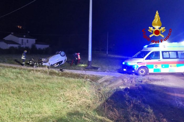 Veneto, incidente nella notte: auto si ribalta, cinque feriti