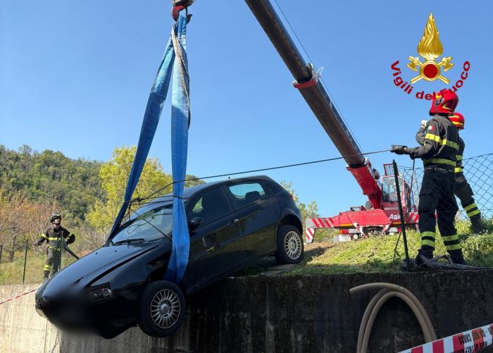 Auto parcheggiata senza freno precipita da un muretto a Gorizia: recuperata con l’autogru