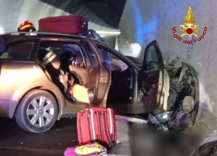 Fvg, schianto all’alba in autostrada: tre persone liberate dalle lamiere nella galleria Dogna