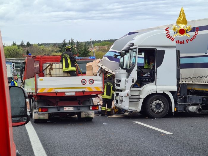 Raccordo autostradale - Sistiana, autoarticolato si schianta contro il guardrail rovesciando carico (VIDEO)