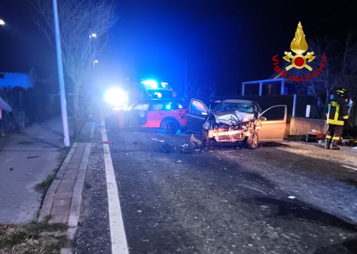 Veneto, dramma notturno sulle strade: uomo deceduto in incidente, donna estratta dalla vettura