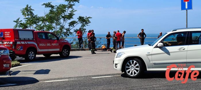 Marina di Aurisina, donna cade mentre si reca in spiaggia e finisce all'ospedale