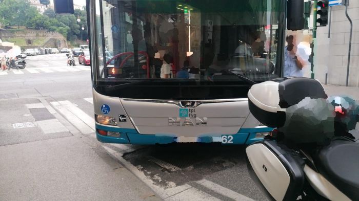 17 bloccata in corso italia: uno scooter parcheggiato male manda in tilt il traffico