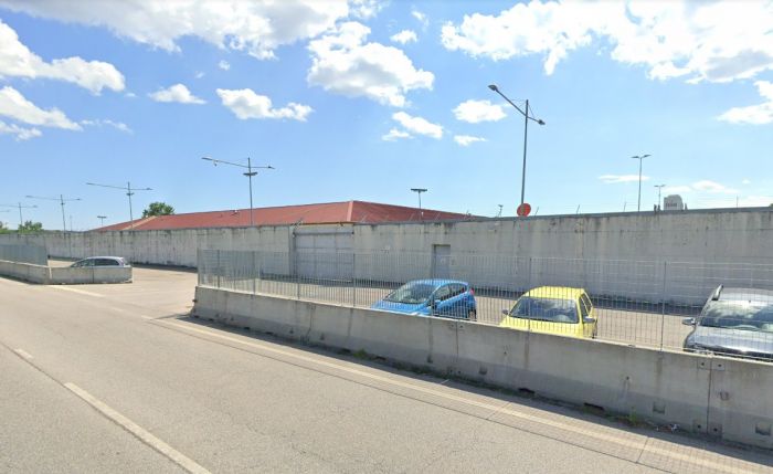Essicca peperoncini nel parcheggio, Monfalcone multa ospite Cara cittadino bengalese 