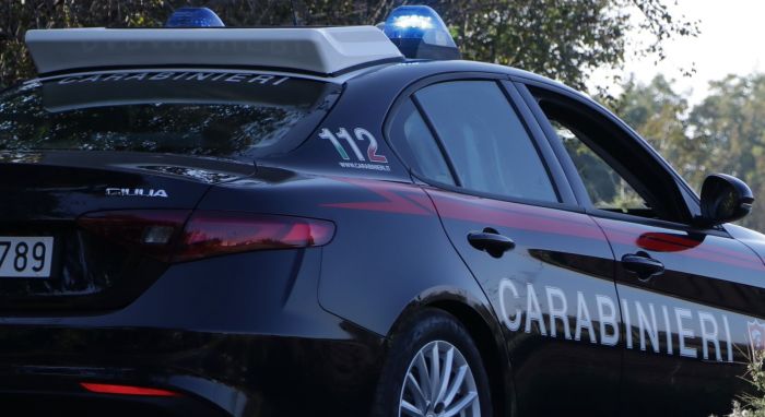 Tenta suicidio e resta sospesa su ponte a Bari, abbraccio dei Carabinieri la salva