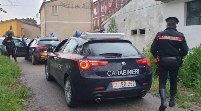 Rubano postepay in una casa, vengono arrestati dopo aver comprato un amato gioco per playstation
