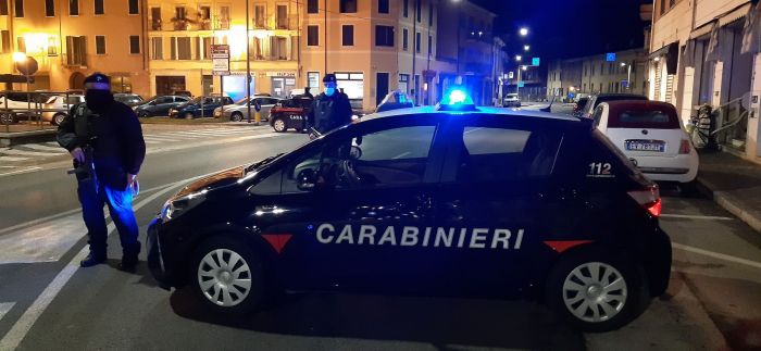 Picchiano e rapinano coetanei, arrestati due minorenni in Fvg