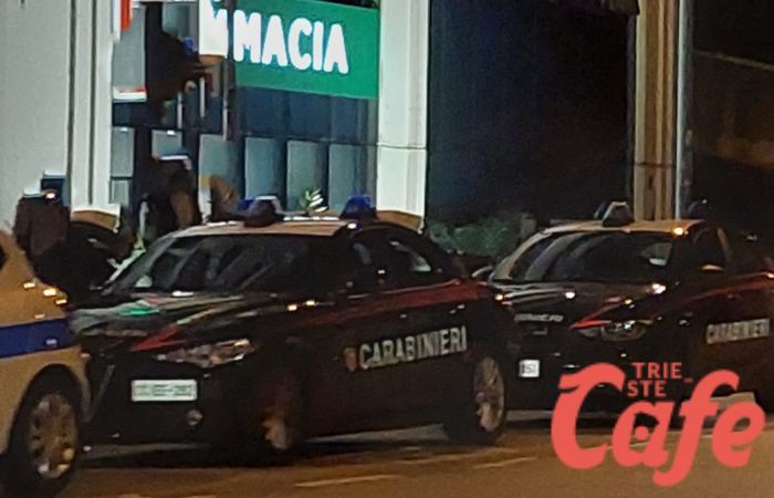 Via Svevo, ciclista 20enne viene investito da un'auto 