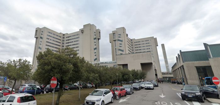Gesto di solidarietà: un’anima buona aiuta un anziano al parcheggio di Cattinara