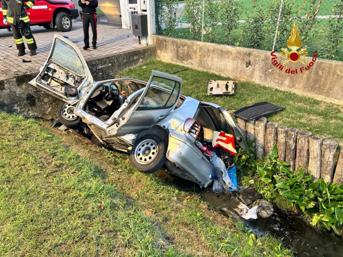 Tragedia in Veneto, auto finisce in un canale contro un muretto di cemento: morti donna e uomo