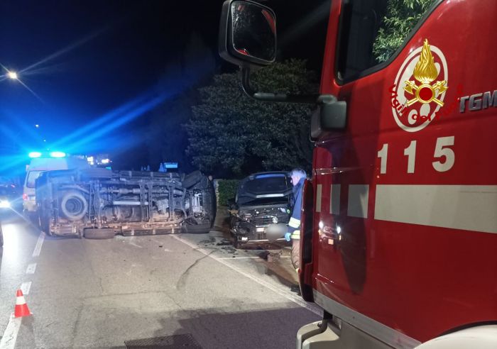 Veneto, auto si ribalta dopo l'impatto con veicoli parcheggiati, ferito il conducente