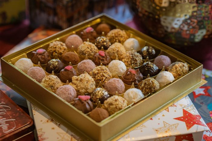 Furto di cioccolatini in condominio a Trieste: smascherata grazie alla foto in ascensore