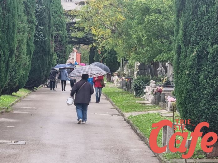 Commemorazione di tutti i defunti, buona affluenza al Cimitero di San'Anna nonostante il maltempo (FOTO)
