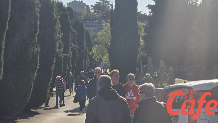 Ognissanti, il Cimitero di Sant'Anna si anima: via-vai intenso e grande partecipazione tra i viali storici (FOTO)