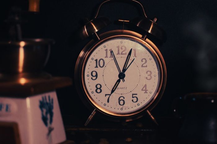 Torna l’ora legale, i triestini si dividono: “Un’ora in meno de sonno, ma almeno xe più luce”