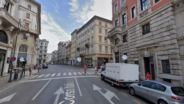 Corso Italia, ladra-fashion ruba vestiti per 500 euro: vede i Carabinieri e si nasconde tra le scovaze, arrestata!