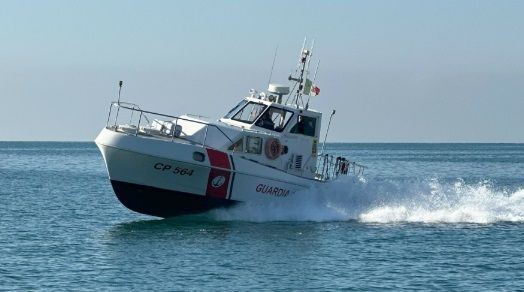 Affonda un peschereccio nel porto di Trieste: intervento tempestivo della Guardia Costiera e Vigili del Fuoco