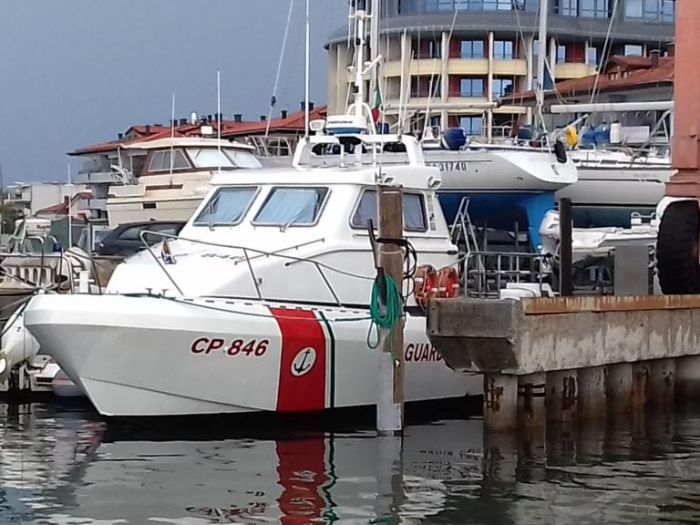 Principio d’incendio a bordo al largo del confine marittimo: intervento coordinato della Guardia Costiera