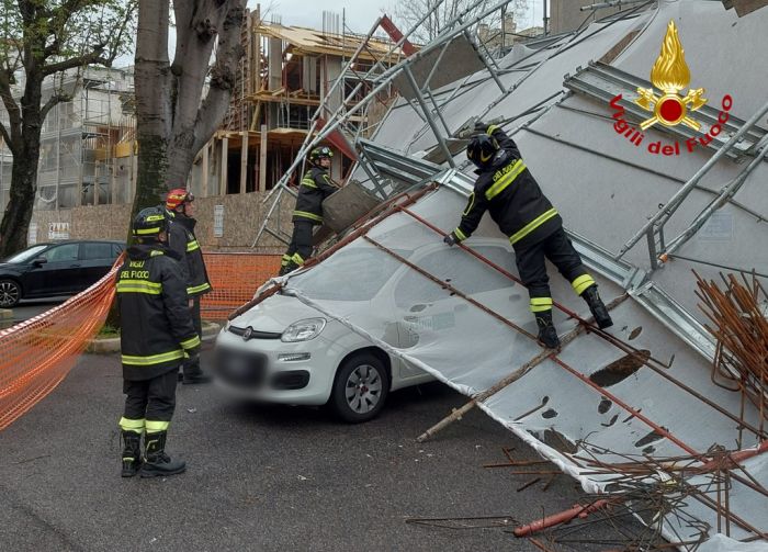 Crolla l’impalcatura in via Pascoli: danni a un’auto, nessun ferito
