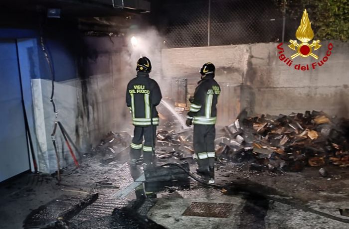 Fvg, incendio notturno di una legnaia coperta da una tettoia