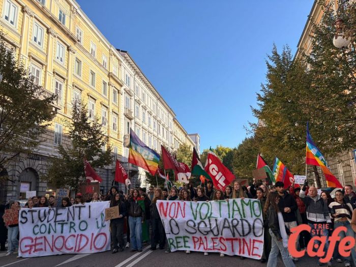 Corteo al via in via Battisti, folla di studenti, sindacati e famiglie in marcia per la Palestina (FOTO - VIDEO)
