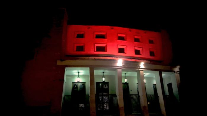  Questura si illumina di rosso per la Giornata internazionale contro la violenza sulle donne