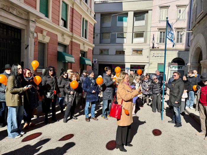 Trieste si unisce nel ricordo di Ariel e Kfir Bibas: palloncini in cielo per i piccoli ostaggi (VIDEO)
