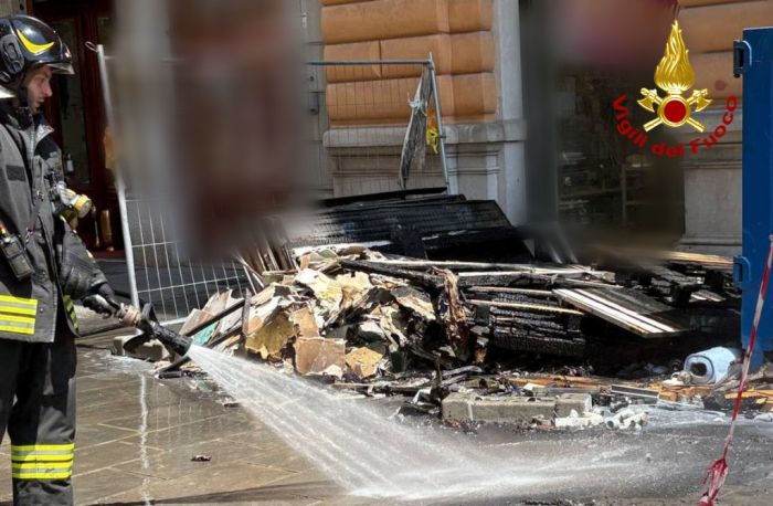 Piazza Sant’Antonio, paura per una densa colonna di fumo: a fuoco un cassone da cantiere (FOTO)