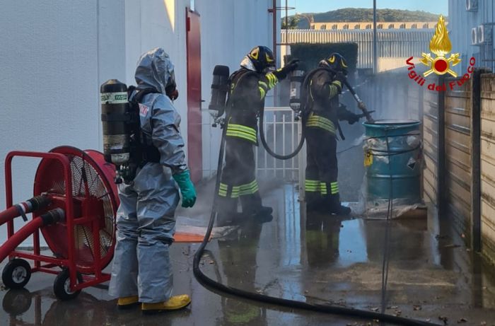 Emergenza chimica a Muggia, intervento dei Vigili del fuoco per un bidone di perossido organico