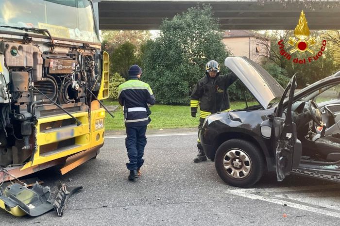 Fvg, donna intrappolata in un incidente stradale: l’intervento risolutivo dei Vigili del Fuoco