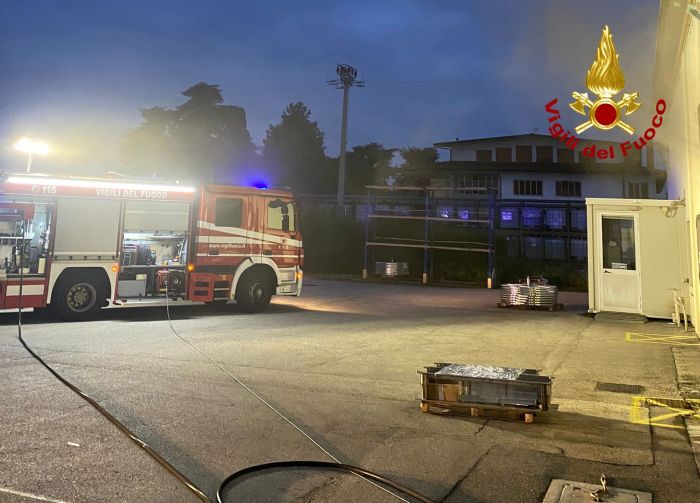 Incendio all’alba a Thiene: Vigili del Fuoco domano le fiamme in un’azienda di cromatura