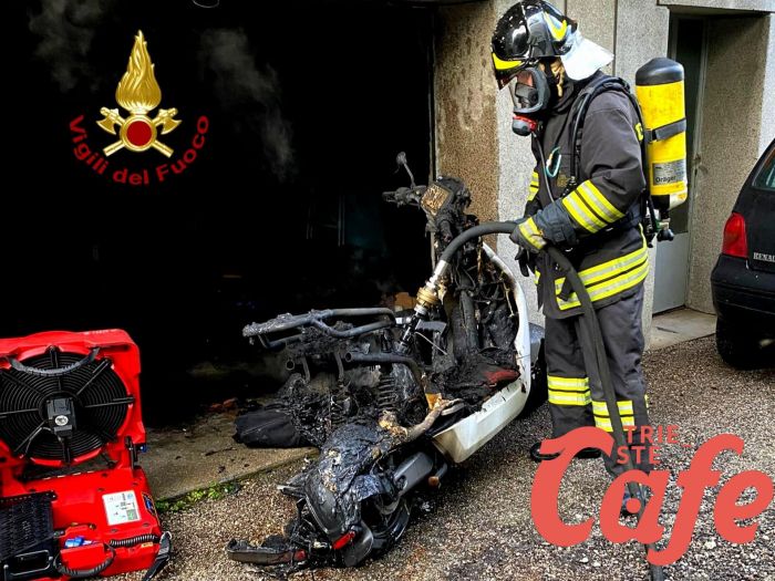 Incendio di un garage in via Matteo Pertsch a Trieste, nessuna persona coinvolta 