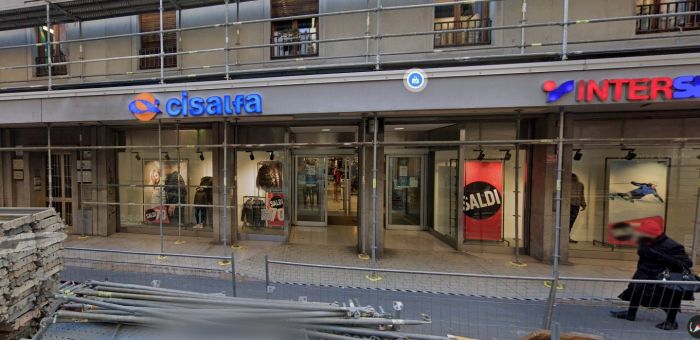 Ruba capi da Cisalfa in via San Francesco e tenta la fuga in via Battisti