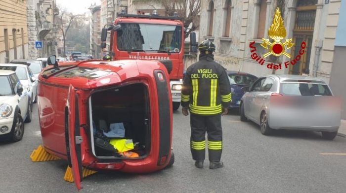 Incidente in via Commerciale: auto si cappotta, conducente estratta e trasportata all’ospedale