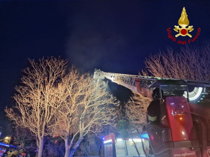 Incendio in un hotel in Fvg, evacuate 50 persone, un ferito