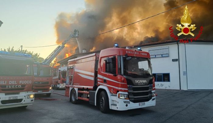 Fvg, incendio di un capannone di 2500 metri quadrati di un azienda sel settore alimentare