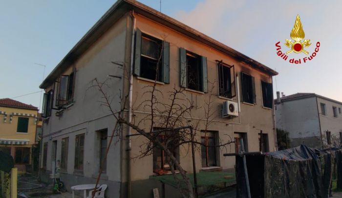 Incendio abitazione a Murano: quattro persone intossicate