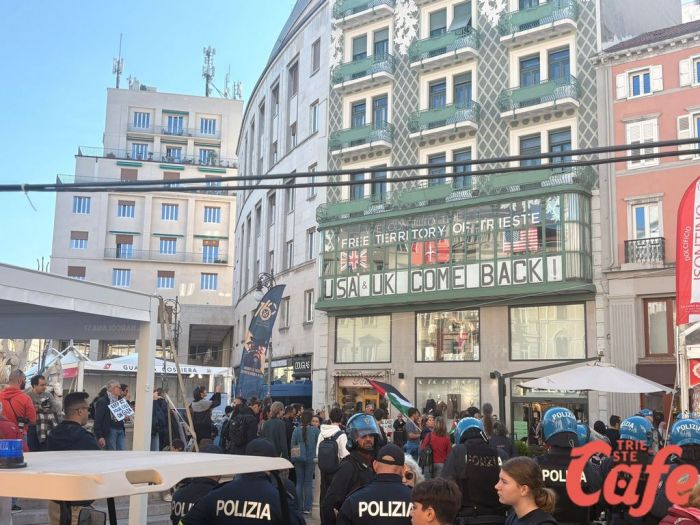 Presidio pro Palestina spostato in piazza della Borsa, cresce il gruppo minuto dopo minuto
