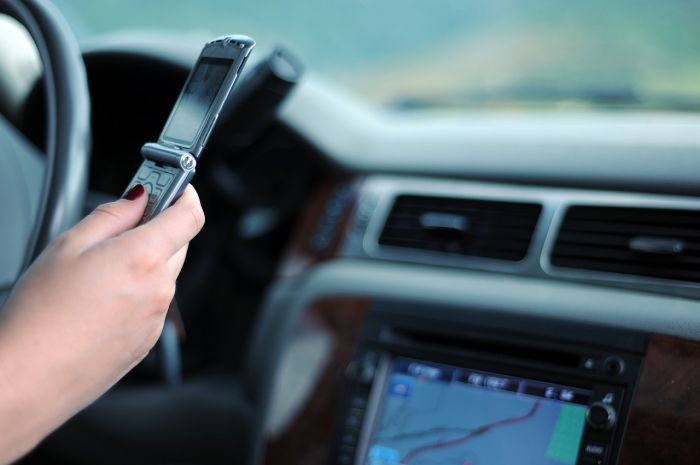 Il 10% degli italiani mentre è al volante gira un video con il cellulare. LA RICERCA COMPLETA