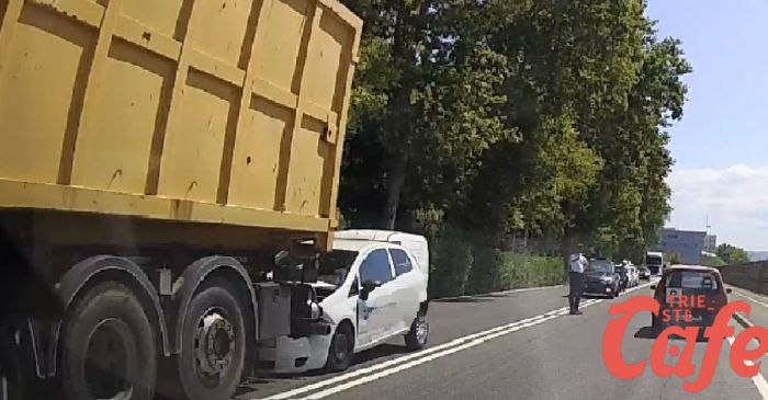Passaggio Sant'Andrea, auto tampona camion: rallentamenti in Campi Elisi