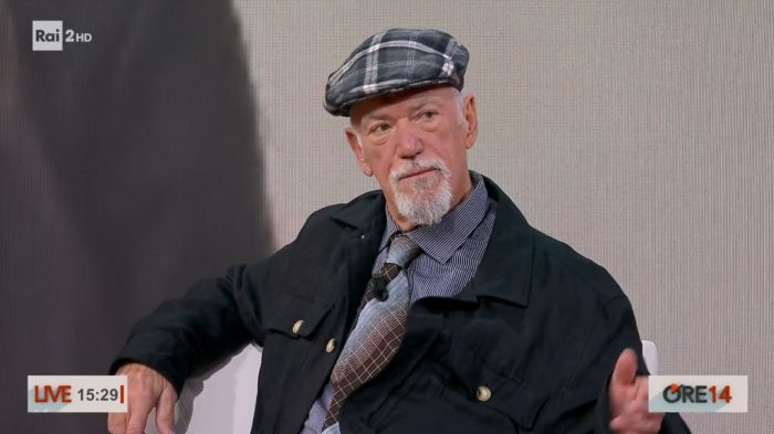 Coppola e scarpe blu: il look del Seba che ha fatto parlare a "Ore 14"