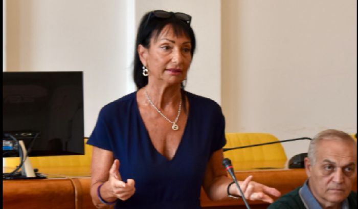 Anna Cisint annuncia le dimissioni da primo cittadino, esponendo impegni e obiettivi programmatici 