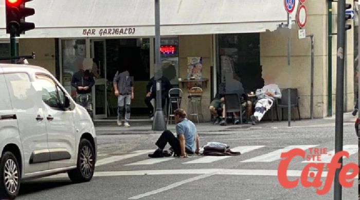 Uomo seduto sulle strisce in piazza Garibaldi: attimi di tensione tra auto e sguardi perplessi